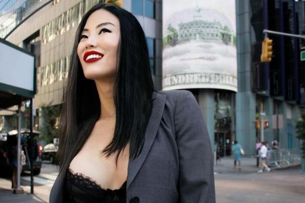 MIA NAŠLA UNOSAN POSAO, ZARAĐUJE MASNU SUMU LOVE: Na meti je okorelih BOGATAŠA, a njeni VRELI KADROVI... (FOTO)