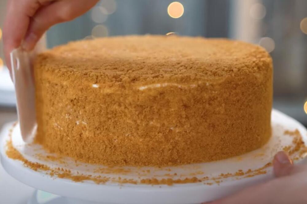 Starinska poslastica koja osvaja na prvi zalogaj: Proveren recept za medenu pitu nema konkurenciju