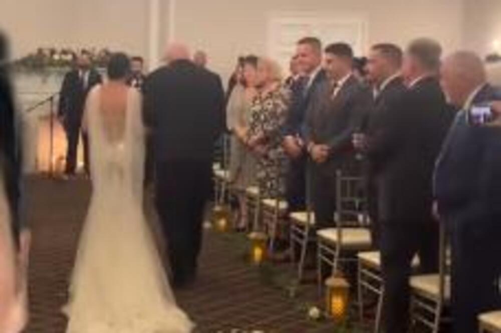 SARA SA OCEM IŠLA DO OLTARA, A ONDA JE SEVNULA GUZA OTPOZADI: Videlo se i što SME i što NE SME, BLAMČINA (VIDEO)