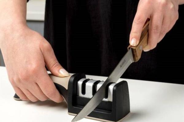 NE BACAJTE STARE NOŽEVE: Potreban vam je samo ovaj OŠTRAČ da bi bili kao novi!