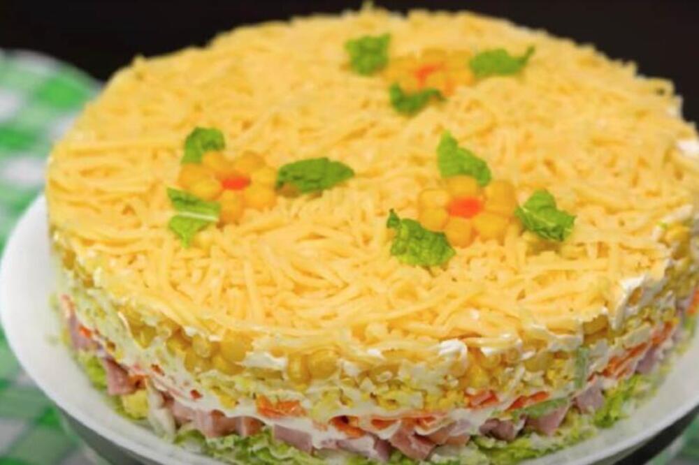 NAPRAVITE JEFTINU SVEČANU SALATU NA NAJJEDNOSTAVNIJI NAČIN: Bolja od mimoze, zbog 1 SASTOJKA se TOPI u ustima