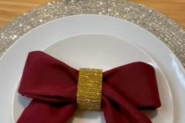 EVO KAKO DA SVI SA PRAZNIČNE TRPEZE PADNU SA NOGU: Od SALVETE napravite UMETNIČKO DELO (VIDEO)