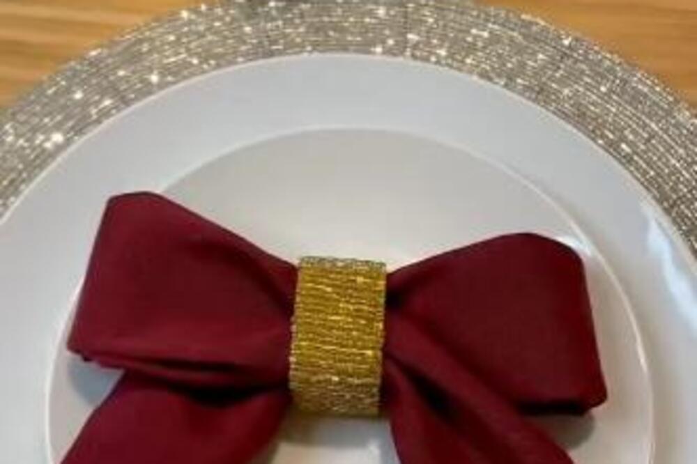EVO KAKO DA SVI SA PRAZNIČNE TRPEZE PADNU SA NOGU: Od SALVETE napravite UMETNIČKO DELO (VIDEO)