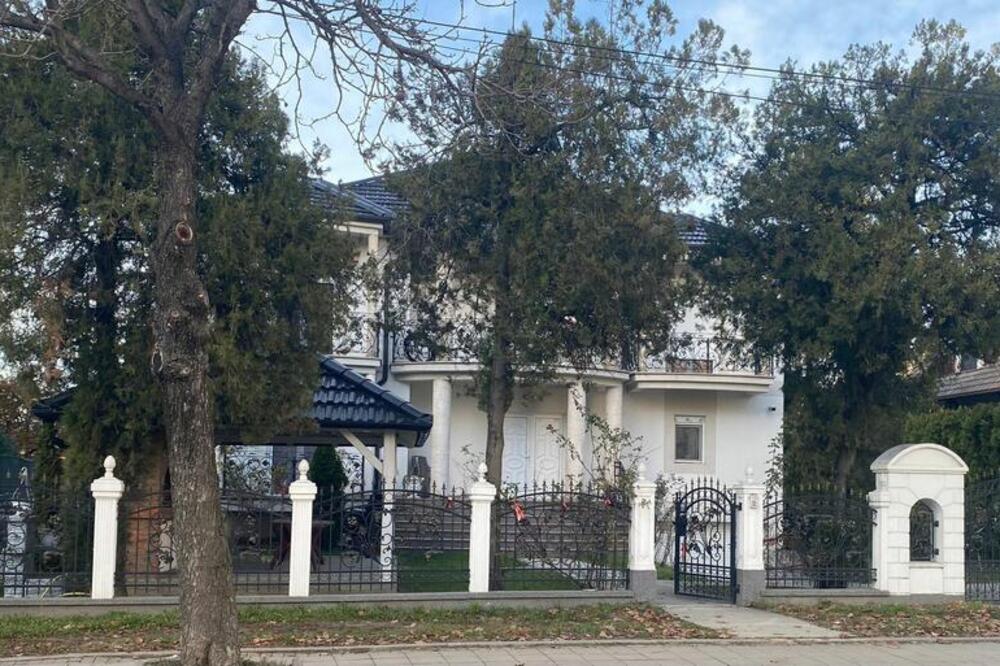 EVO KAKO IZGLEDA VELELEPNA KUĆA NAJTRAŽENIJEG SRBINA: Komšije "OPLELE" po Ljubomiru Romanovu! (FOTO)