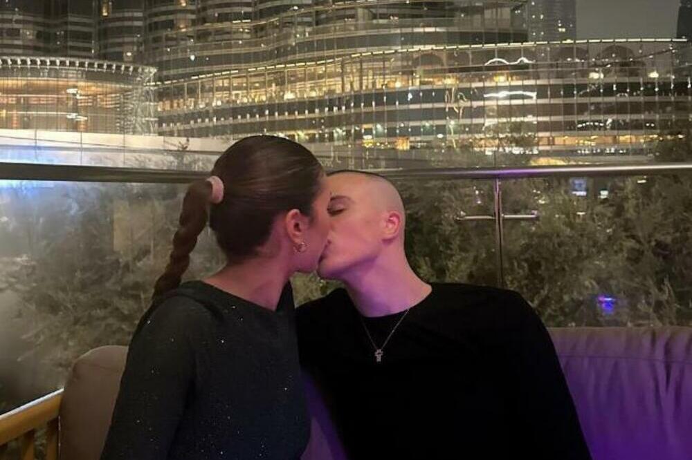 IMA SE MOŽE SE! Vojaž devojci kupio SKUPOCENU NARUKVICU, košta MNOGO, od cifra ima da vam se zavrti u GLAVI