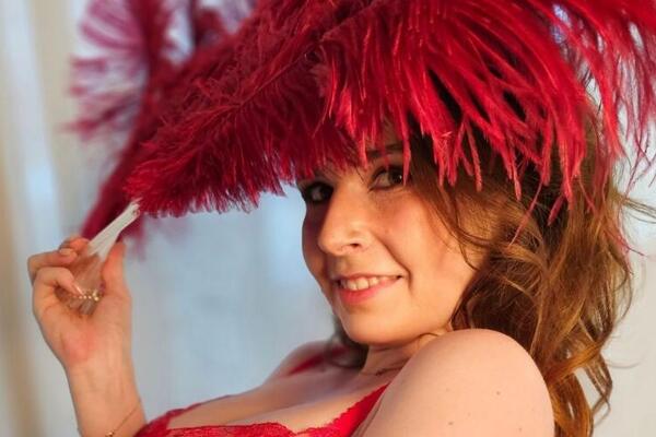 BAVI SE NAJSTARIJIM ZANATOM I TVRDI DA JE TAKO POMOGLA MNOGIM MUŠKARCIMA: Stalno se žale na svoje ŽENE zbog OVOGA