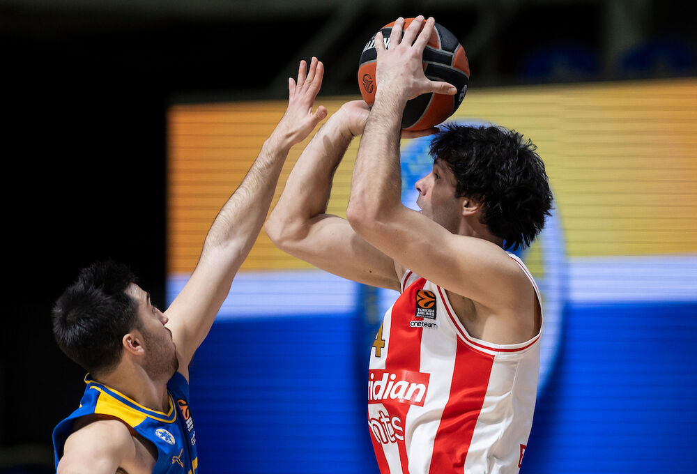 Miloš Teodosić šutira preko Tamira Blata