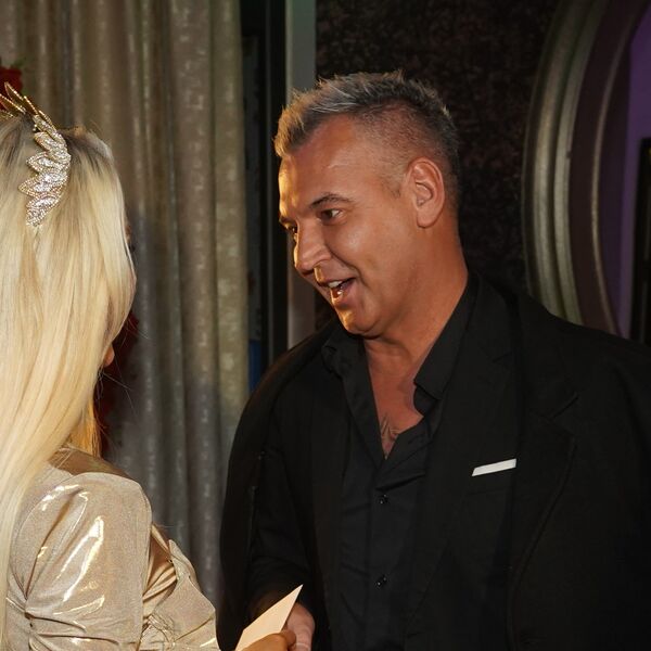 "Vezivali su ih za...": SPAVAO JE SA POLA ESTRADE, A SAD OTKRIO ŠTA SU RADILI PEVAČICAMA! Bićete u blagom šoku