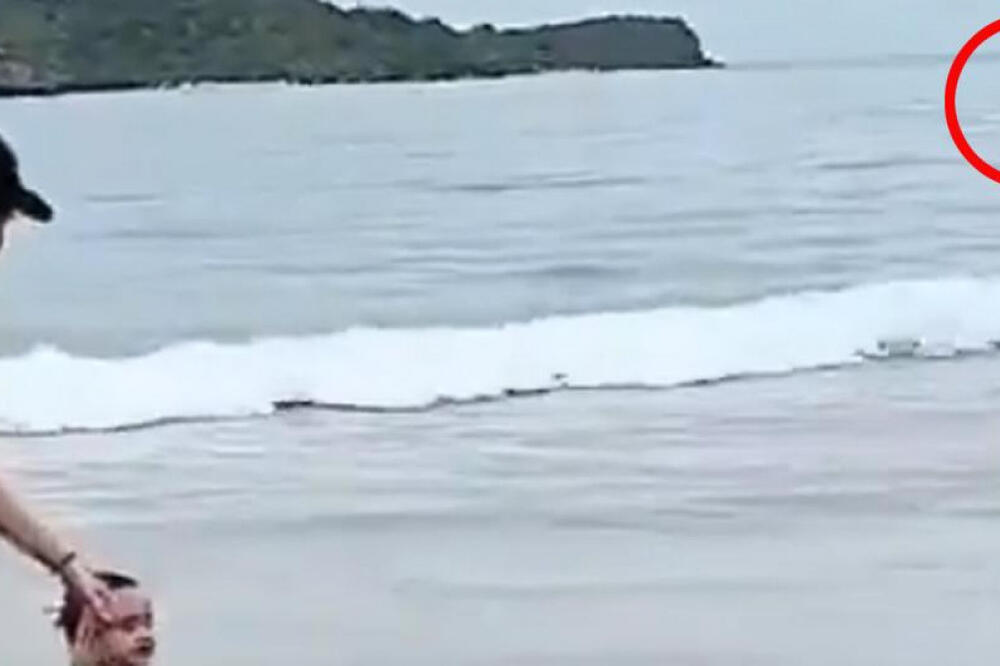 MAJKA SE IGRALA NA PLAŽI SA DETETOM NE SLUTEĆI ŠTA ĆE SE USLEDITI: Kamerom slučajno zabeležen UŽAS, kad je VIDELA..