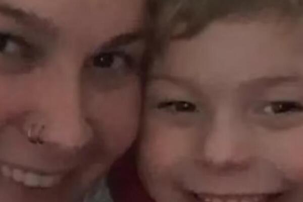 "OVO JE MOŽDA NJEGOV POSLEDNJI...": Mališan koji boluje od KARCINOMA postavio ukrase, a onda... SRCE ĆE VAM PUĆI