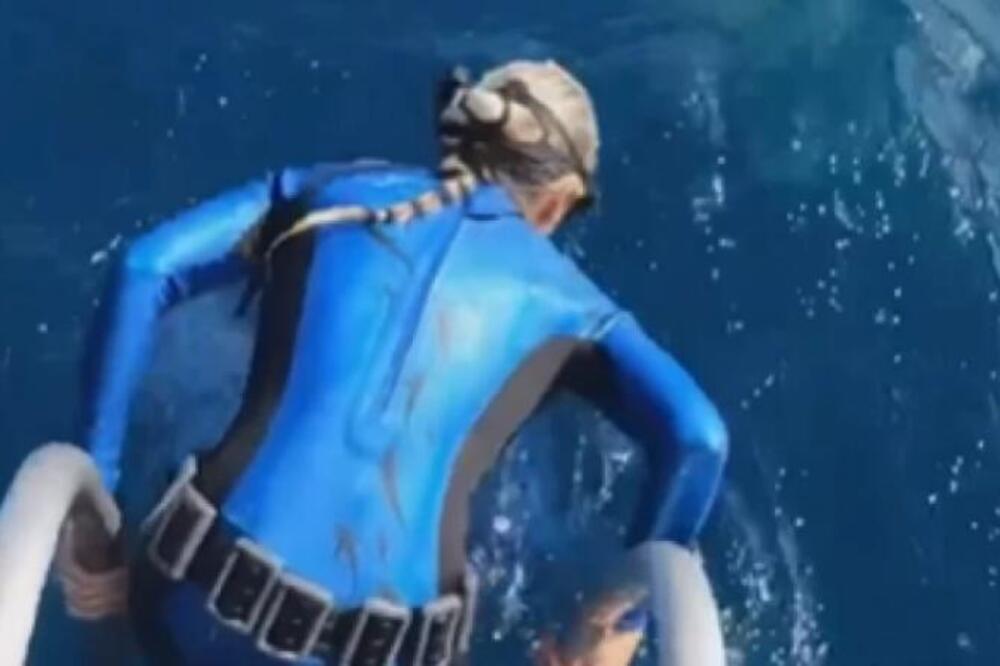 DELIĆ SEKUNDE FALIO DA IZGUBI GLAVU: Jeziv SNIMAK podivljale AJKULE koja je krenula na ŽENU, evo kako se završilo