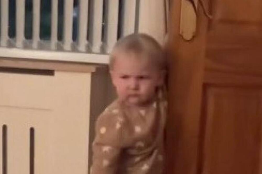 OVAJ SNIMAK UJAKA I SESTRIĆA TOPI SRCA: Kada vidite šta je MALI DEČAK uradio PAŠĆETE SA STOLICE, neverovatna scena