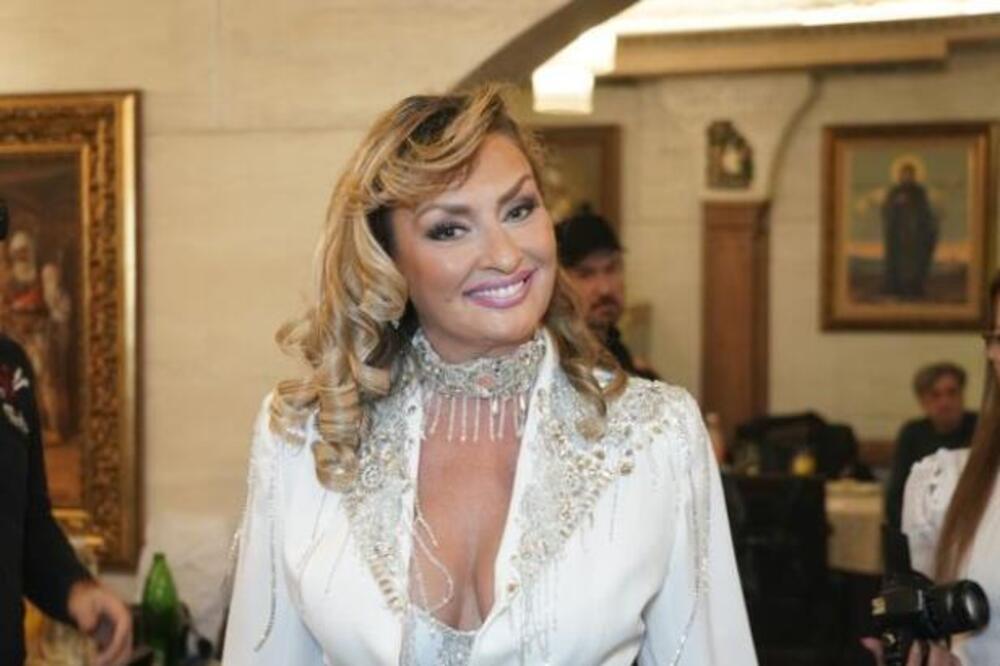 SNEKI POVEĆALA GRUDI PA IH POKAZALA U EMISIJI U BRUSHALTERU: Napunila 56 godina, a izgleda jače nego MNOGO MLAĐE