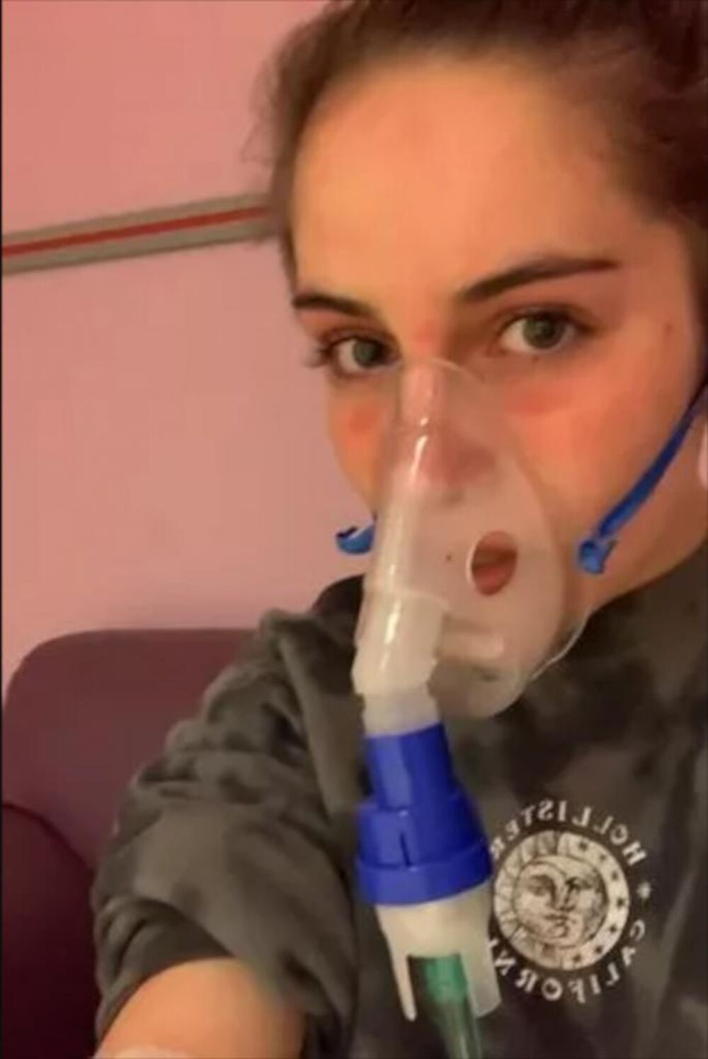 Devojka alergična sama na sebe, Bet Tsangarides