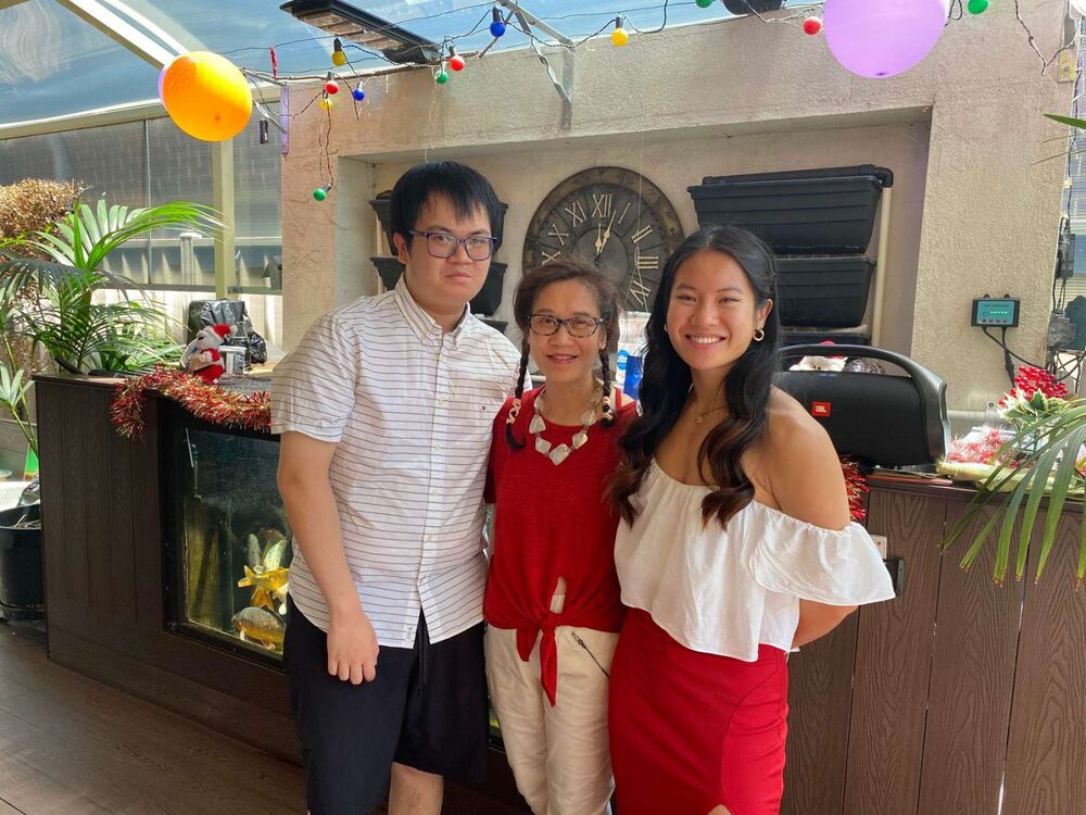 Liz Duong sa majkom i bratom