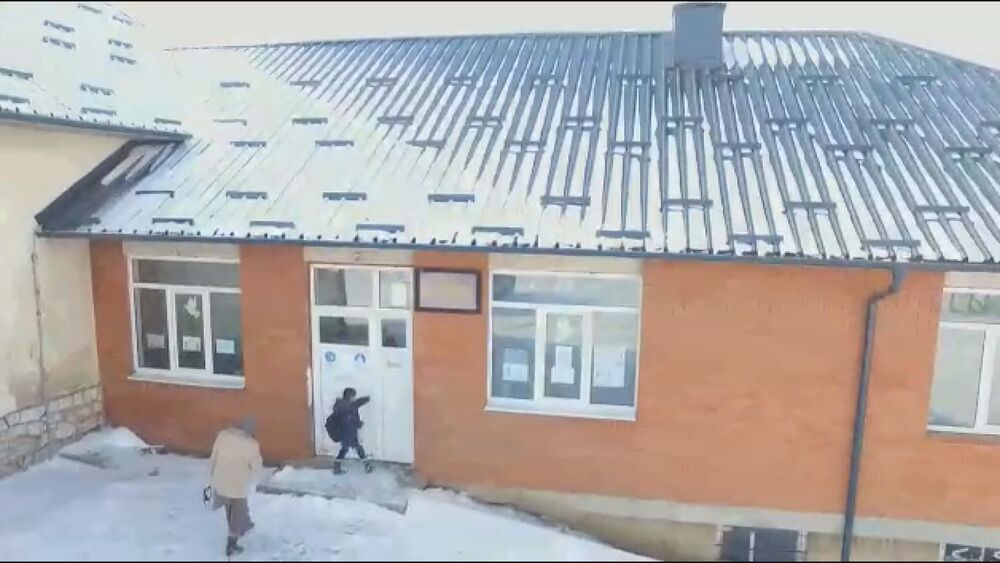 Osnovna škola u selu Karajukića bunara