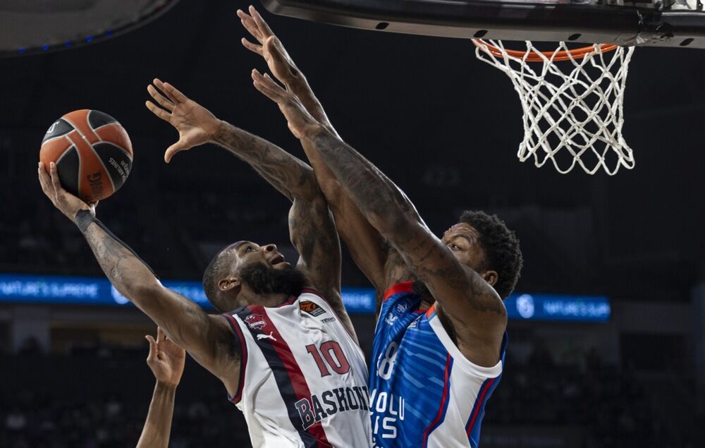  Kodi Miler-Mekintajer (levo) na utakmici Anadolu Efesa i Baskonije