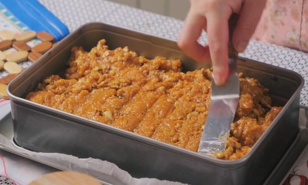 Preko grilijaša preliti otopljenu čokoladu