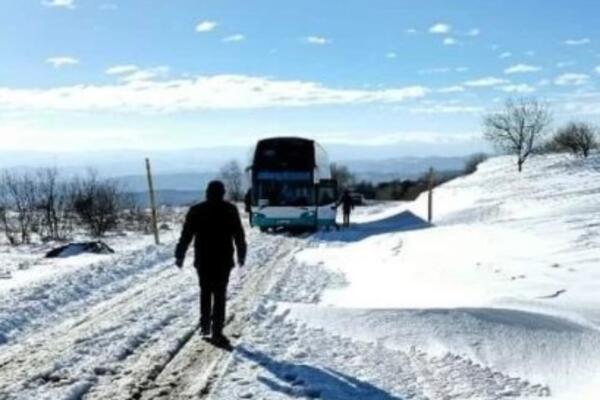 AUTOBUS SE ZAGLAVIO NA GOLIJI: Sneg napravio pometnju, putnici MORALI PEŠKE!