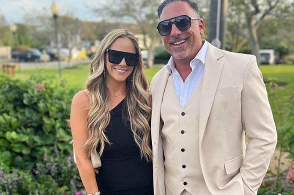 SVI JE PITAJU DA LI JOJ JE ON DEDA, A ŠOKIRAJU SE KAD SHVATE DA JE MUŽ: Bio je OŽENJEN kad je ona bila malo DETE