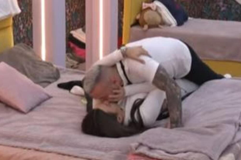 Reper nije skidao ruke sa svoje nove devojke