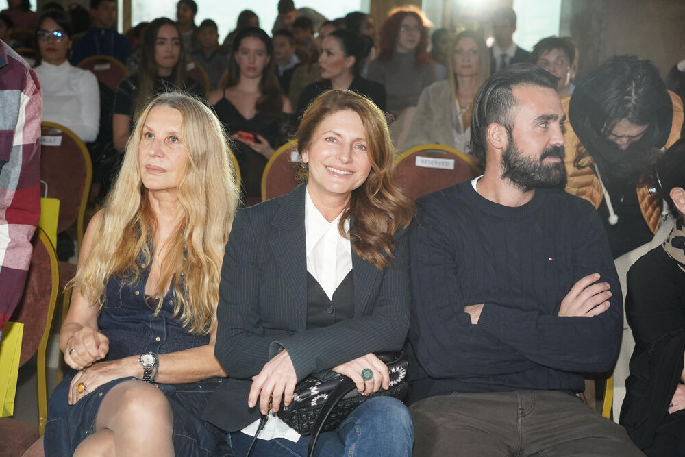 Popularna glumica očarala je prisutne osmehom, ali i stajlingom