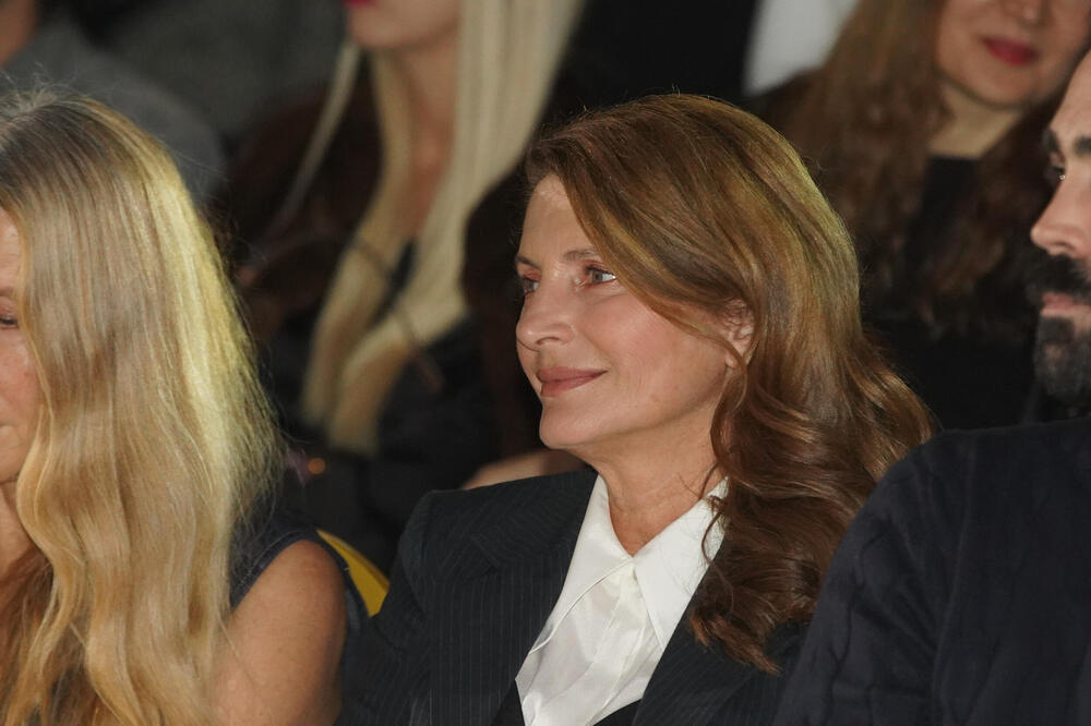 NA LICU MALO ŠMINKE, A OPET JE PRAVA LEPOTICA: Izdanje NAŠE GLUMICE oduševilo je celu NACIJU, vredna je DIVLJENJA