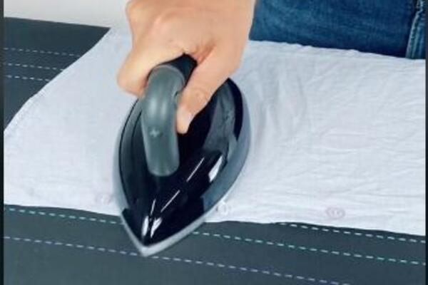 GENIJALNA ''MUŠKA'' CAKA ZA PEGLANJE KOŠULJA NIKAD PROSTIJA: Žene, biće vam žao što ovo niste ranije znale (VIDEO)