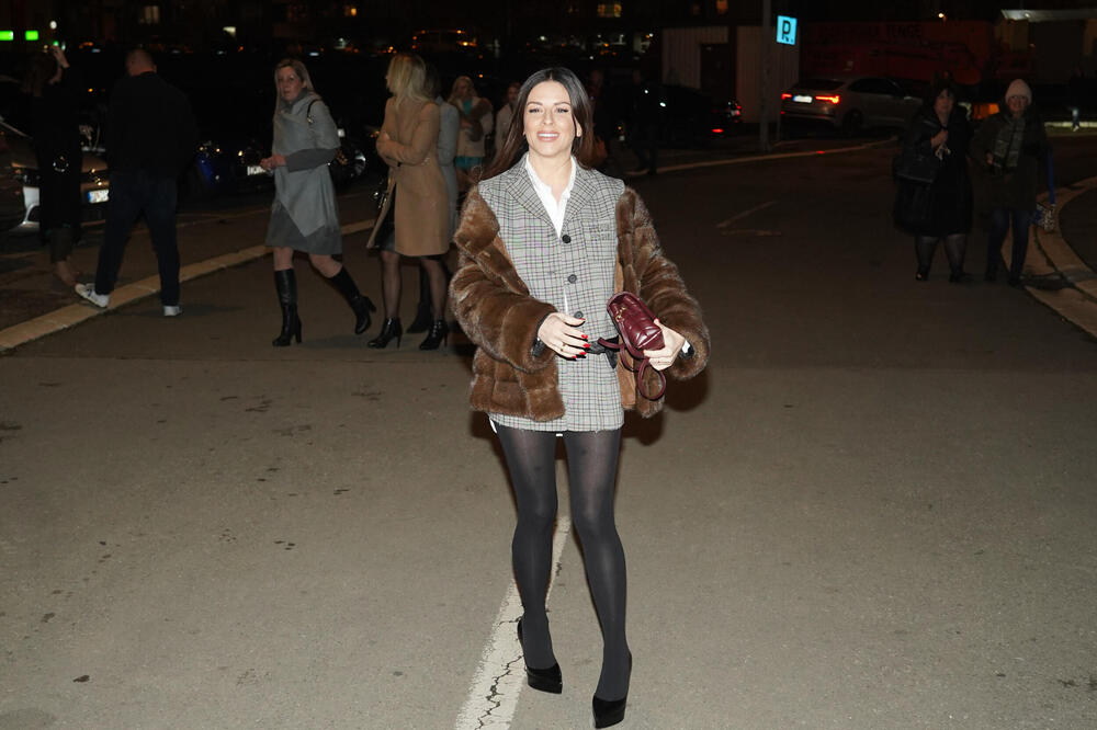 O OVOM NJENOM IZDANJU SUTRA ĆE BRUJATI CELA ZEMLJA: Kratka SUKNJA istakla VITKE NOGE, noćas ZAKUCAVA kako izgleda