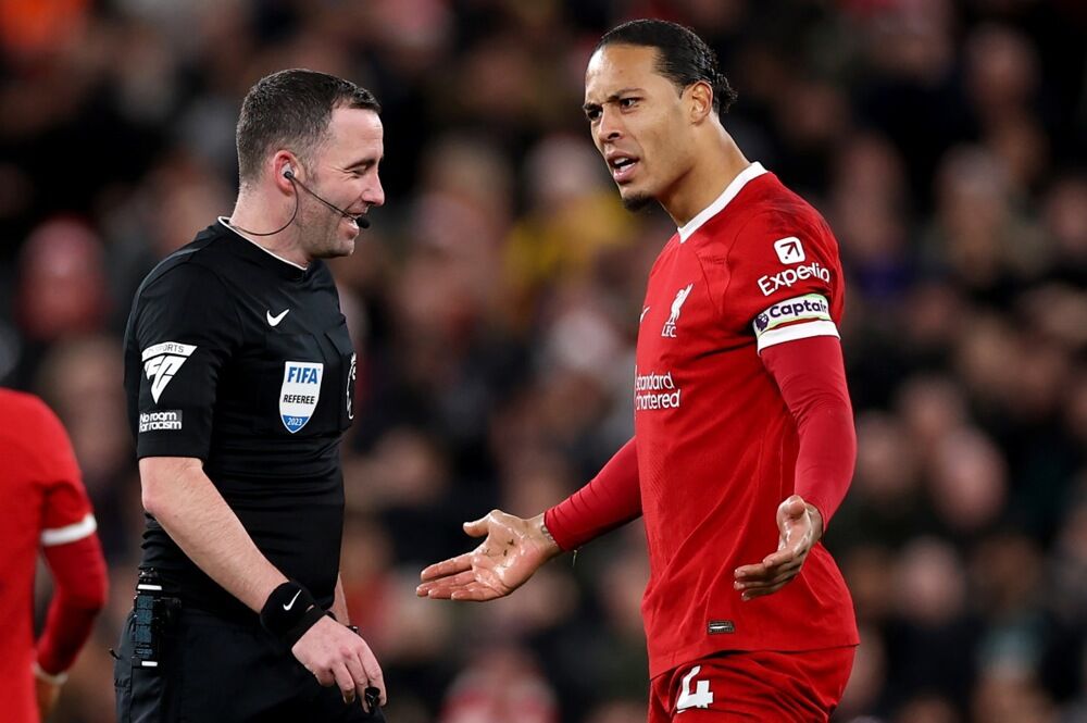 Sudija Kris Kavana u razgovoru sa Virdžilom van Dajkom, kapitenom Liverpula