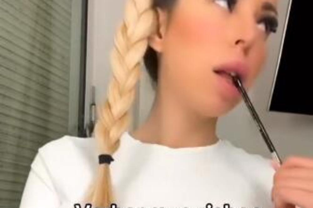 U TOKU POŽUDNOG NASTUPA NA INTERNETU DOBILA NEOČEKIVANOG GOSTA: Bilo je neprijatno što me gleda GOLU ali... (VIDEO)