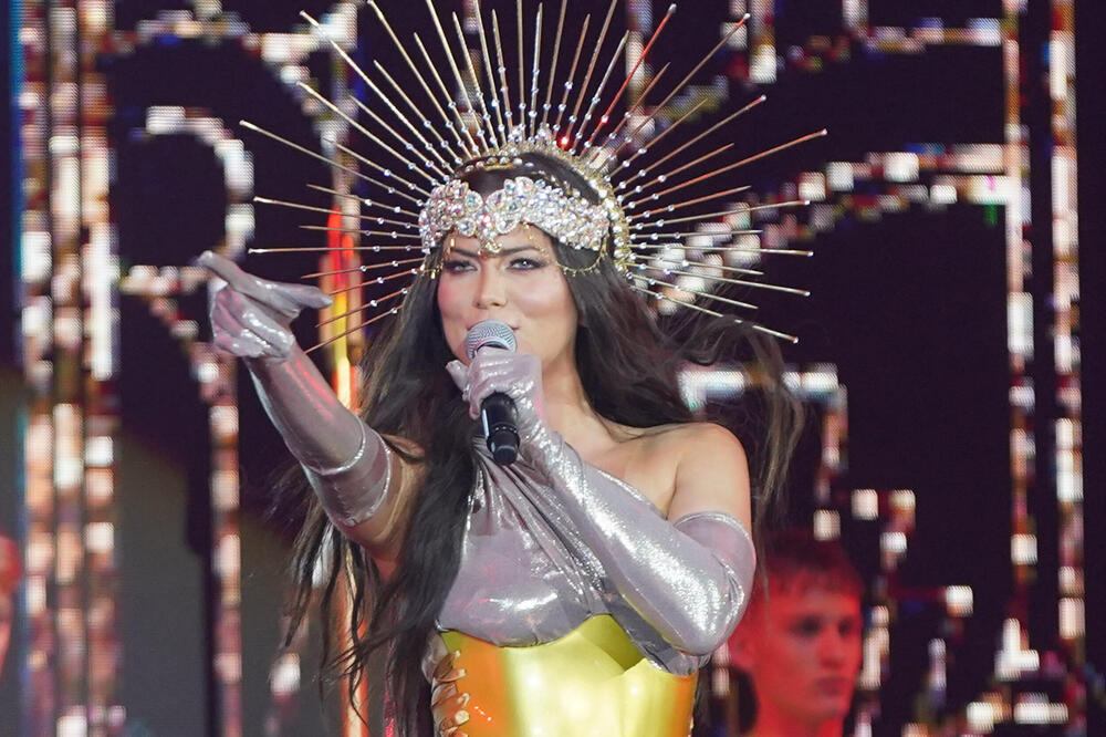 KADA SE MILICA POJAVILA PUBLIKA DOŽIVELA TRANS: Koncert započela VELIKIM HITOM, a onda se obratila svima