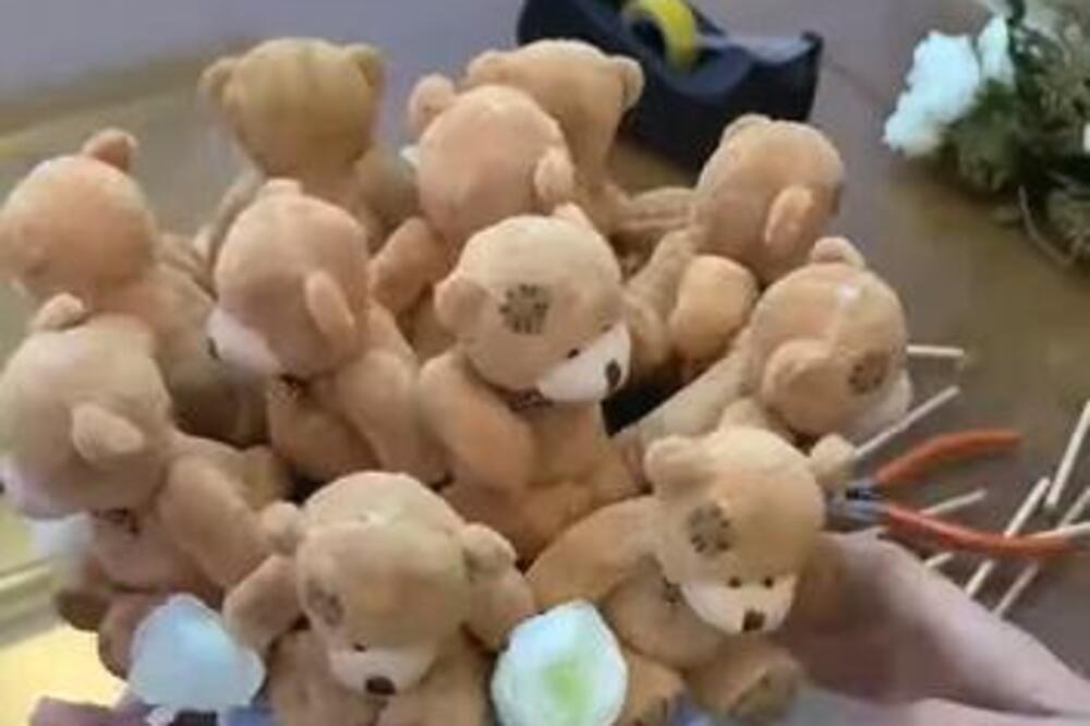 KUPIO ŽENI I LJUBAVNICI ISTI POKLON PA POMEŠAO ADRESE: Stigla im je i CEDULJICA sa drugim IMENIMA - zbrka NEVIĐENA