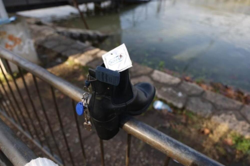 TORBICE, NOVAC, ODEĆA, SVE PLUTA PO VODI... Jezivi prizori jutro nakon POTONUĆA SPLAVA (FOTO)