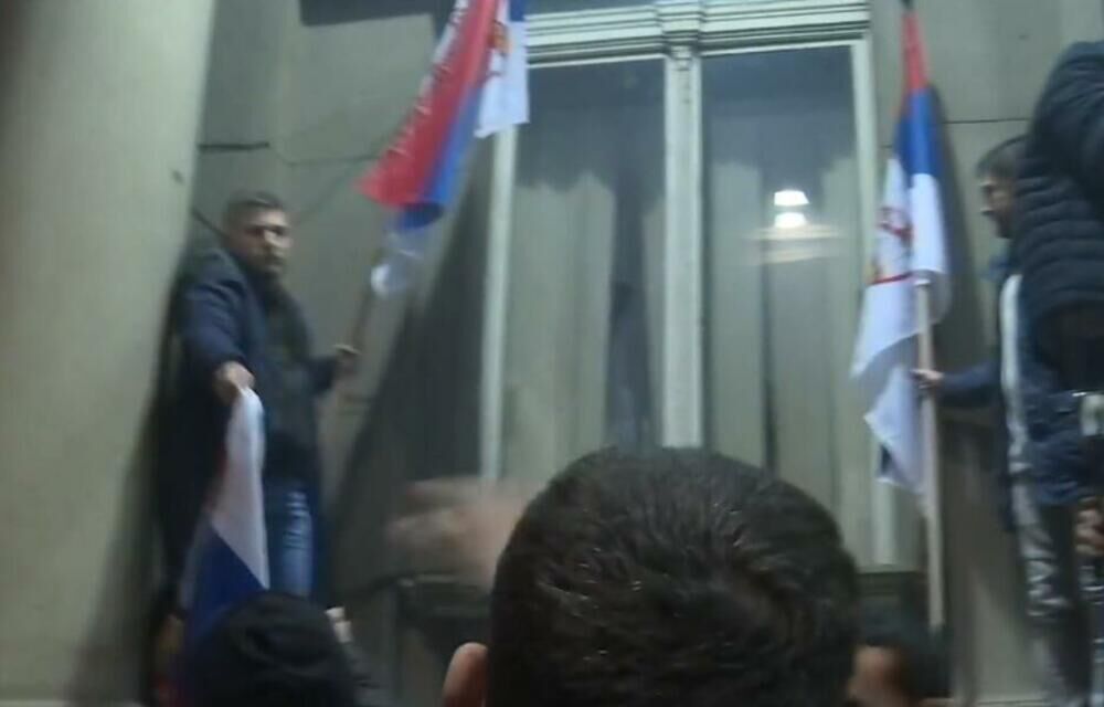 Razbijena vrata na ulazu Skupštine grada