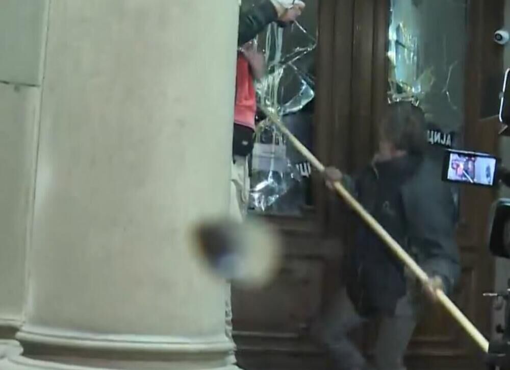 Demonstranti su ubacivali i baklje u zgradu