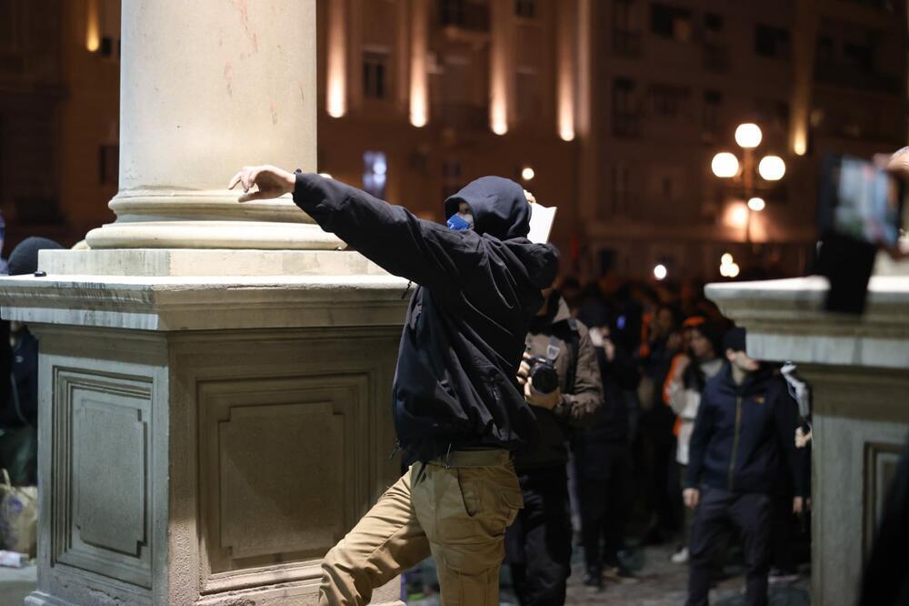 MUP KRENUO U AKCIJU HAPŠENJA SVIH LJUDI KOJI SU VEČERAS ISPRED SKUPŠTINE BEOGRADA IZAZVALI NEREDE