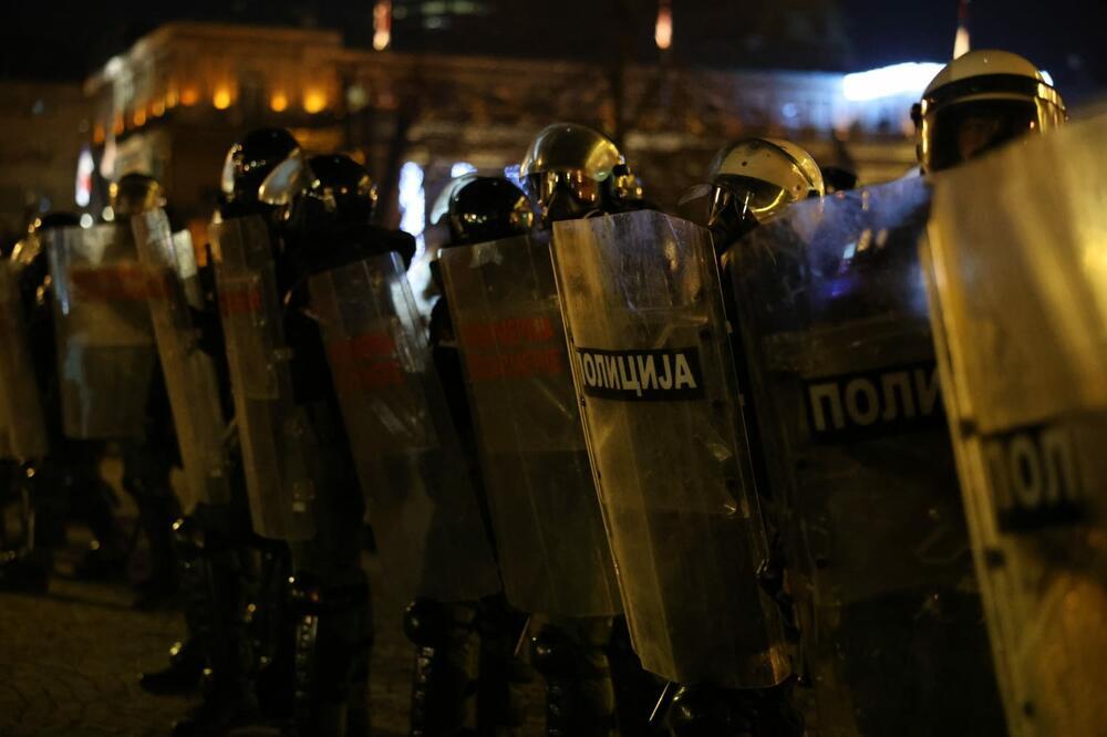 NAJNOVIJA VEST: DVA POLICAJCA TEŠKO POVREĐENA, JEDNOM JEDVA ZAUSTAVLJENO KRVARENJE, oglasio se Vučić