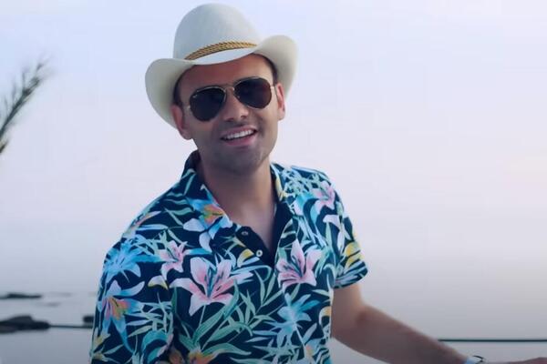 "TAGUJ ME NA FOTKI" Te stihove smo SVI pevali, a evo kako sad IZGLEDA poznati pevač, oženio ženu koja je SAN SNOVA