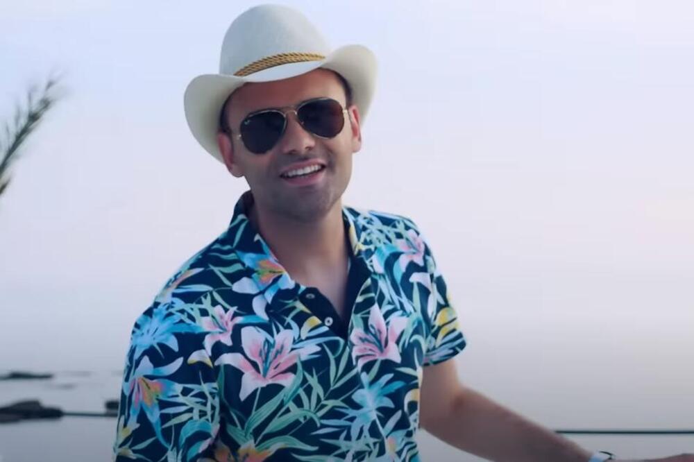 "TAGUJ ME NA FOTKI" Te stihove smo SVI pevali, a evo kako sad IZGLEDA poznati pevač, oženio ženu koja je SAN SNOVA