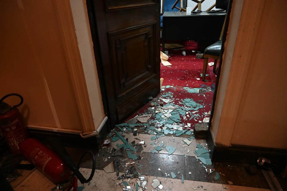 POGLEDAJTE KAKO IZGLEDA SKUPŠTINA GRADA POSLE PROTESTA: Lom i srča na sve strane (FOTO)