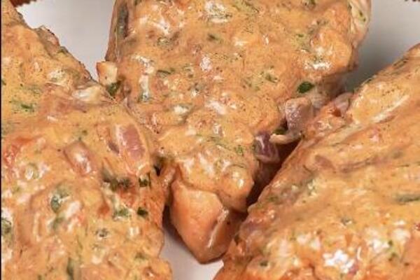 PROFESIONALNI KUVAR OTKRIO 1 TAJNI SASTOJAK ZA SOČNIJE MESO: Od ovoga će PILETINA biti kao iz najskupljeg RESTORANA