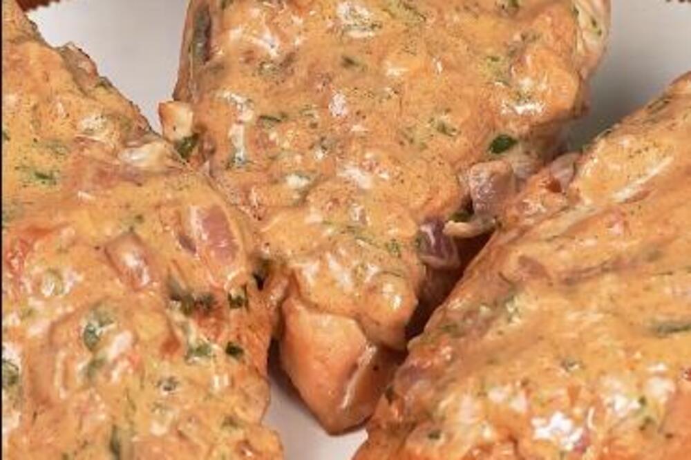 ZAČINJENA PILEĆA PRSA U SOČNOM SOSU, DOMAĆICE OVO JOŠ NISU SPREMALE: Poslužite uz PIRE KROMPIR i lizaćete tanjir