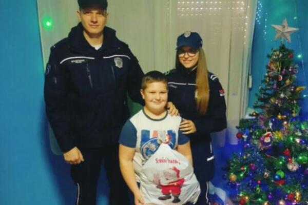 SEĆATE SE MALOG MIHAILA KOJI JE POLICAJCU PRONAŠAO I VRATIO NOVČANIK? MUP pokazao da ga NISU ZABORAVILI, evo i kako