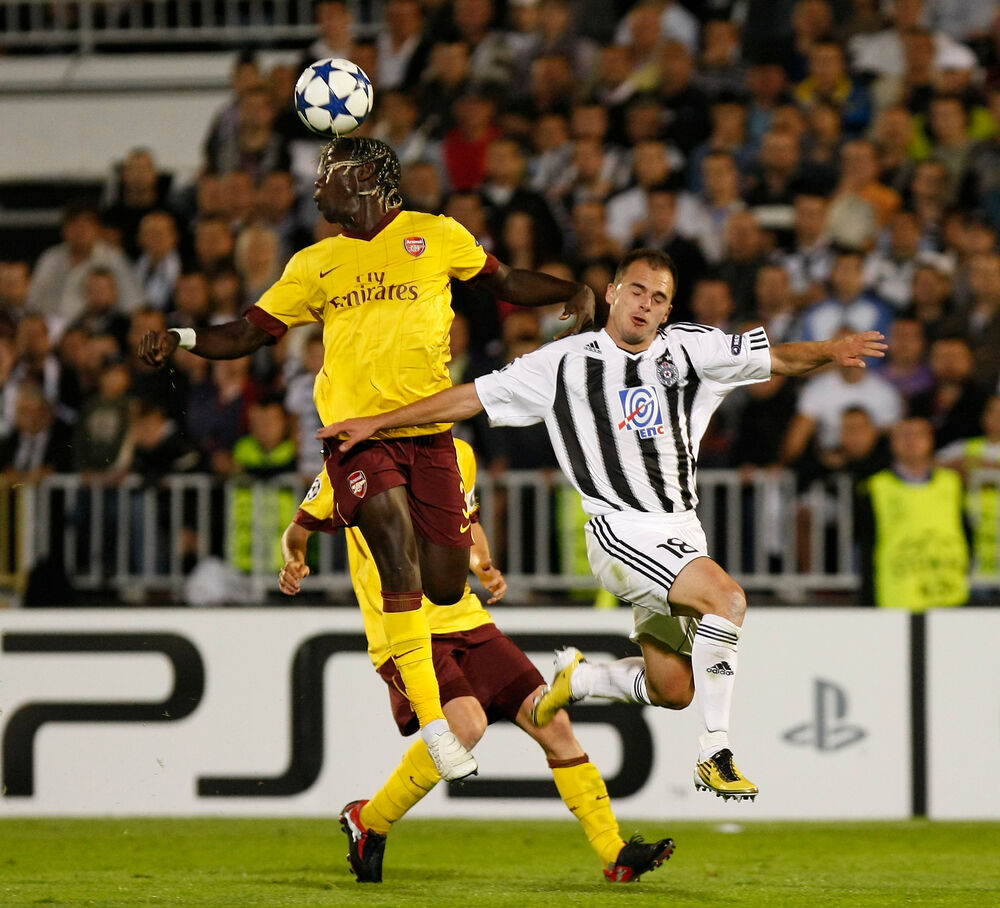 Duel Bakarija Sanje i Aleksandra Lazevskog (desno) na utakmici Partizana i Arsenala