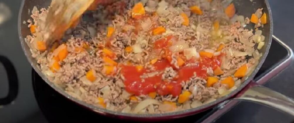 Mleveno meso, crni luk i šargarepa