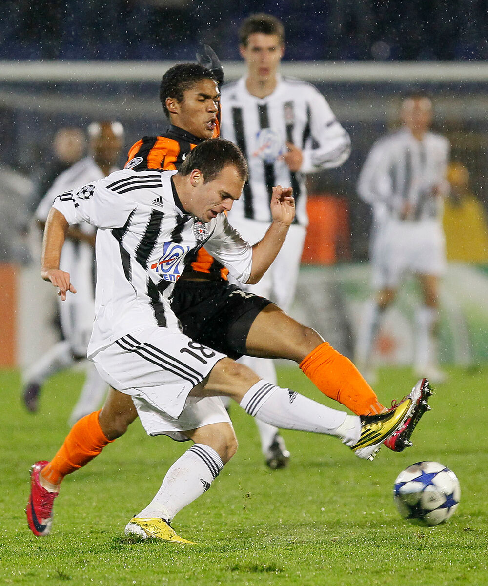 Duel Aleksandra Lazevskog i Daglasa Košte na utakmici Partizana i Šahtjora u Ligi šampiona