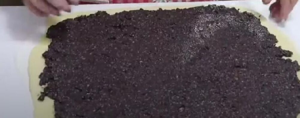 Filovanje štrudle sa džemom, orasima i makom