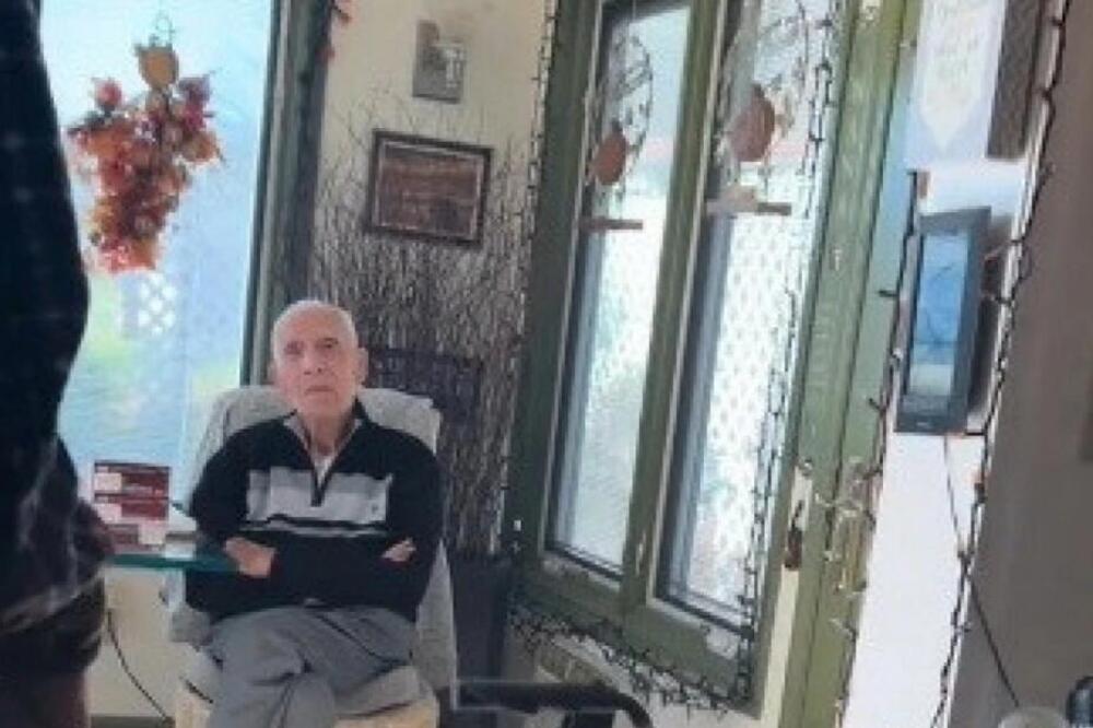 KADA GA JE UGLEDAO, POKRIO JE USTA RUKOM I SUZE SU KRENULE DA LIJU: Snimak emotivnog susreta RASPLAKAO SVE (VIDEO)