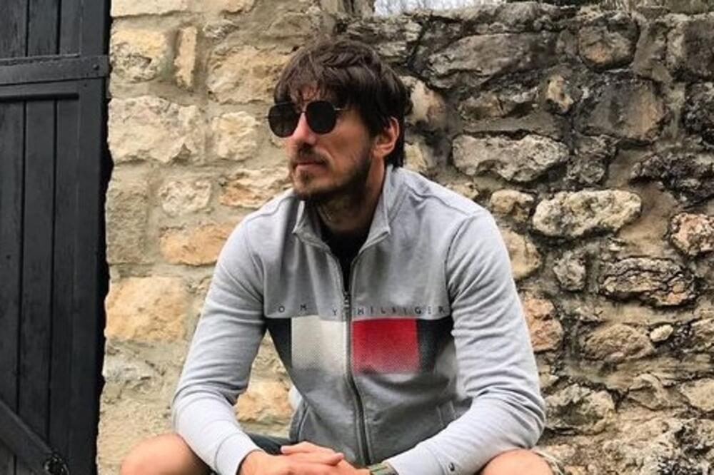 "JA TI DAO IME KRVI MOJA, MAMA TI JE OKITILA JELKU..." Reči razaraju DUŠU, Janjušev drugi brat VAN SEBE